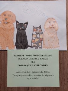 Zdjęcie odręcznego rysunku czterech zwierząt - dwóch psów i dwóch kotów. Pod rysunkiem umieszczona jest kartka z nadrukowanym tekstem: "SZKOLNE KOŁO WOLONTARIATU OGŁASZA ZBIÓRKĘ KARMY DLA ZWIERZĄT ZE SCHRONISKA Akcja trwa do 31 października 2023 r. Zachęcamy wszystkich uczniów do włączenia się do zbiórki.