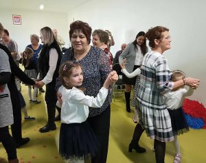 Uczniowie oddziału przedszkolnego tańczą w parach ze swoimi babciami.