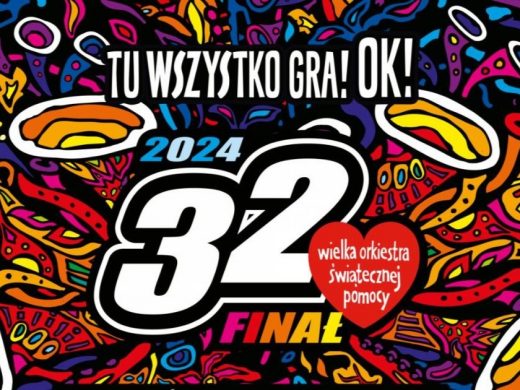 Na kolorowym tle z rysunkami trąbek napisy: "TY WSZYSTKO GRA! OK! 2024 32 FINAŁ". Obok napisów czerwone serduszko z białym napisem w środku "wielka orkiestra świątecznej pomocy".