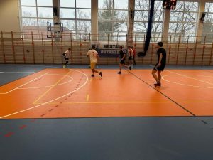 Zawodnicy biegają po boisku w trakcie jednego z rozgrywanych meczów.