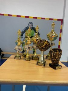 Zdjęcie ustawionych na stoliku pucharów.