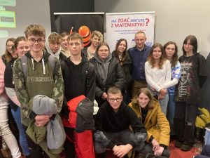 Uczniowie biorący udział w projekcie pozują do wspólnego zdjęcia z nauczycielką matematyki i Panem Robertem Bacą prowadzącym zajęcia w ramach projektu.