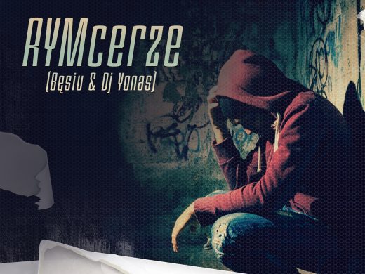 Zdjęcie kucającego przy ścianie mężczyzny z upuszczoną głową w kapturze. Obok napis: "RYMCERZE (GĘSIU 7 DJ YONAS)".