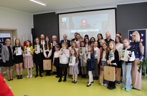 Nagrodzeni w konkursie uczniowie pozują do wspólnego zdjęcia wraz z Dyrektorem Szkoły oraz zaproszonymi gośćmi.