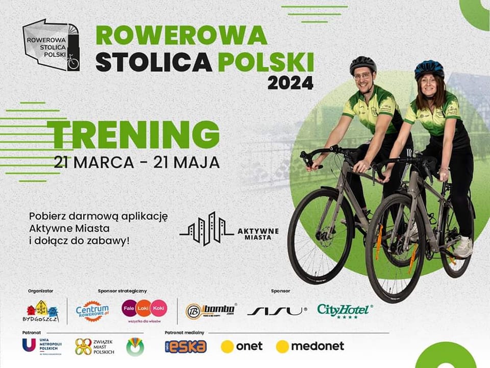 Plakat akcji "ROWEROWA STOLICA POLSKI". Na jasnym tle po lewej stronie napisy: "ROWEROWA STOLICA POLSKI 2024", "TRENING 21 MARCA - 21 MAJA", "Pobierz darmową aplikację Aktywne Miasta i dołącz do zabawy !". Obok ostatniego napisu logo AKTYWNE MIASTA. Po prawej stronie od napisów wklejone zdjęcie z dwojgiem uśmiechniętych ludzi jadących na rowerach. U dołu plakatu wymienieni wraz z logami organizator- miasto Bydgoszcz, sponsorzy strategiczni - Centrum Rowerowe.pl, fale loki koki, sponsorzy: "bombo", "sisu", "City hotel". Na samym dole zostali wymieni patroni medialni: Unia Metropolii Polskich, Związek Miast Polskich, radio ESKA, onet, medonet.