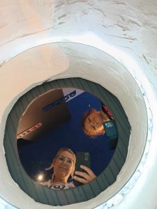 Na zdjęciu widoczne jest odbicie wychowawczyni i jednej z jej uczennic w okrągłej ramce. Pani i dziewczynka trzymają telefony.