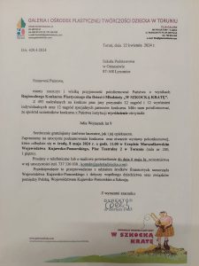 Zdjęcie listu wystosowanego do Szkoły od organizatora konkursu. U góry napis "GALERIA I OŚRODEK PLASTYCZNEJ TWÓRCZOŚCI DZIECKA W TORUNIU" wraz z adresami i informacjami o organizatorze konkursu. Poniżej; "Toruń, dnia 23 kwietnia 2024 r.", "Szkoła Podstawowa w Ostaszewie 87-148 Łysomice" oraz treść listu: "Szanowni Państwo, mamy zaszczyt i wielką przyjemność poinformować Państwa o wyniku Regionalnego Konkursu Plastycznego dla Dzieci i Młodzieży "W SZKOCKĄ KRATĘ". Z 492 nadesłanych na konkurs prac jury przysnało 12 nagród i 12 wyróżnień indywidualnych oraz 12 nagród specjalnych patronów konkursu. Miło nam poinformować, że spośród uczestników konkursu z Państwa instytucji wyróżnienie otrzymała Julia Wojtaszek lat 9 Serdecznie gratulujemy zarówno laureatce jak i jej opiekunom. Zapraszamy na uroczyste podsumowanie konkursu oraz otwarcie wystawy pokonkursowej, które odbędzie się w środę 8 maja 2024 r. o godz. 11.00 w Urzędzie Marszałkowskim Województwa Kujawsko-Pomorskiego, Plac Teatralny 2 w Toruniu (sala nr 2000, I piętro). Prosimy o telefoniczne lub e-mailowe potwierdzenie do dnia 6 maja br. uczestnictwa w tej uroczystości (tel. 737366030, kontakt@galeriadziecka.com). Przedsięwzięcie to przeprowadzono z udziałem środków finansowych samorządu Województwa Kujawsko-Pomorskiego i dotyczy wspólnego dziedzictwa oraz związków pomiędzy Polską, Województwem Kujawsko-Pomorskim a Szkocją. Z wyrazami szacunku" podpis i pieczątka dyrektora. U dołu kartki grafika szkota w raz z napisem "W SZKOCKĄ KRATĘ".