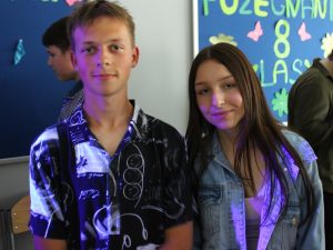 Dwoje uczniów klasy ósmej pozuje do wspólnego zdjęcia podczas balu.