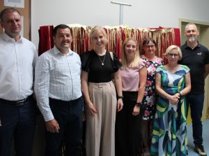 Rodzice uczniów pozują do wspólnego zdjęcia wraz z Panią Dyrektor oraz wychowawczynią klasy. Wszyscy się uśmiechają.