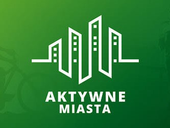 Na zielonym tle grafika ilustrująca budynki piętrowe a pod nim napis "AKTYWNE MIASTA"