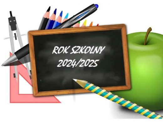 Grafika przedstawiająca w centralnej części czarną tablicę z napisem "ROK SZKOLNY 2024/2025". Obok i za tablicą widoczne są grafiki szkolnych przyborów takich jak długopis, kredki, cyrkiel, ekierka oraz zielone jabłko.
