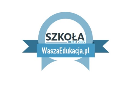 Logo konkursu "Szkoła Roku 2025". W niebieskim pół okręgu napis "SZKOŁA ROKU 2025". Poniżej na niebieskiej belce biały napis. "WaszaEdukacja.pl".