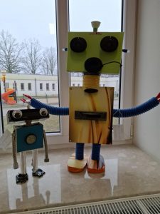 Na parapecie okna sali oddziału przedszkolnego zostały ustawione dwie figurki robotów wykonanych przez uczniów na konkurs.