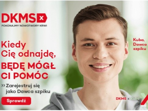 Fotografia, na której widoczna jest twarz uśmiechniętego młodego mężczyzny. Po jego lewej stronie widniej pod sobą napisy w kolorach czarnym lub czerwonym: "DKMS POKONAMY NOWOTWORY KRWI". "Kiedy Cię odnajdę, BĘDĘ MÓGŁ CI POMÓC" "Zarejestruj się jako Dawca szpiku", "Sprawdź". Po prawej stronie na wysokości oczu mężczyzny czerwony napis: "Kuba, Dawca szpiku".