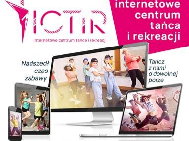 Fragment ulotki promującej zajęcia taneczne on-line. Na jasnym czerwony napis 'VICTIR INTERNETOWE CENTRUM TAŃCA I REKREACJI", obok na czerwonym tle biały napis "internetowe centrum tańca i rekreacji". Poniżej grafiki przedstawiające różne ekrany tj. telefon, tablet, monitor czy laptop , na których widoczne są tańczące dzieci. Obok grafik czarne napisy: "Nadszedł czas zabawy", "Tańcz z nami o dowolnej porze".