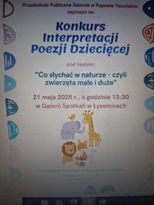 Plakat promujący konkurs. Na jasnym tle ozdobionym po bokach półkolami wykonanymi w pastelowych kolorach, tekst" Przedszkole Publiczne "Jelonek w Papowie Toruńskim zaprasza na: Konkurs Interpretacji Poezji Dziecięcej pod hasłem: "Co słychać w naturze - czyli zwierzęta małe i duże" 21 maja 2025 r., o godzinie 13.30 w Galerii Spotkań w Łysomicach." Pod tekstem grafika przedstawiająca różne zwierzęta. Poniżej umieszczone jasnoniebieski tekst, który jest trudny do odczytu.