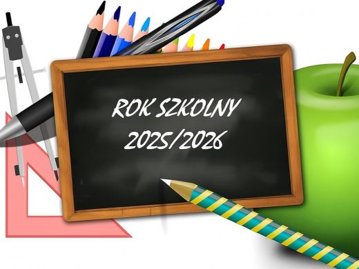 Grafika przedstawiająca w centralnej części czarną tablicę z napisem "ROK SZKOLNY 2025/2026". Obok i za tablicą widoczne są grafiki szkolnych przyborów takich jak długopis, kredki, cyrkiel, ekierka oraz zielone jabłko.
