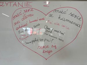 Na białej tablicy narysowane jest duże czerwone serce, w środku którego zapisano różne powiedzenia i zwroty związane z sercem, m.in. „mieć serce na dłoni”, „mieć serce z kamienia”, „mieć złote serce”, „serce pęka na pół”, „serce się kraje”.