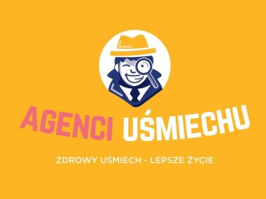 Na pomarańczowym tle grafiki uśmiechniętego twarzy uśmiechniętego chłopca z umieszczoną przy jednym oku lupą. Poniżej widoczne jest hasło: AGENCI UŚMIECHU ZDROWY USMIECH - LEPSZE ŻYCIE.