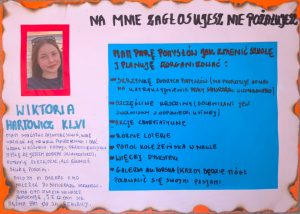 Plakat wyborczy uczennicy do samorządu szkolnego. Na górze znajduje się duży napis: „Na mnie zagłosujesz, nie pożałujesz”. Po lewej stronie widnieje zdjęcie dziewczyny w czerwonej ramce. Pod nim umieszczony jest tekst: „Wiktoria Hartowicz kl. VI. Mam mnóstwo zainteresowań, lubię udzielać się na wielu płaszczyznach i brać udział w różnego rodzaju przedsięwzięciach. Myślę, że jestem dobrym organizatorem, potrafię zarządzać, ale również służyć pomocą. Byłoby mi bardzo miło należeć do samorządu szkolnego. Byłabym otwarta na Wasze propozycje i ze wszystkich sił dążyłabym do ich realizacji.” Po prawej stronie znajduje się niebieskie pole z listą pomysłów, zatytułowane: „Mam parę pomysłów jak zmienić szkołę i planuję zorganizować:” Lista: Skrzynkę dobrych pomysłów (na propozycje od Was na uatrakcyjnienie pracy samorządu uczniowskiego) Szczęśliwe urodziny (solenizant jest zwolniony z odpowiedzi ustnej) Akcje charytatywne Różne loterie Pomoc koleżeńska w nauce Więcej dyskotek Galeria autorska (każdy będzie mógł pochwalić się swoimi pasjami) Tło plakatu jest białe, z pomarańczową ozdobną ramką.