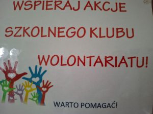 Zdjęcie plakatu z hasłem: "WSPIERAJ AKCE SZKOLNEGO KLUBU WOLONTARIATU! WARTO POMAGAĆ!". Plakat ozdobiony jest grafiką kolorowych dłoni z sercami w środku.