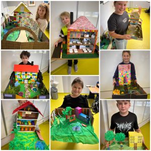 Kolaż dziewięciu zdjęć przedstawiających uczniów klasy IV prezentujących makiety domów z projektu „Akademia Pana Kleksa” realizowanego na języku polskim. Każdy uczeń trzyma indywidualnie wykonaną makietę z elementami wnętrza i ogrodu. Zdjęcia pokazują różnorodność i kreatywność wykonanych prac.