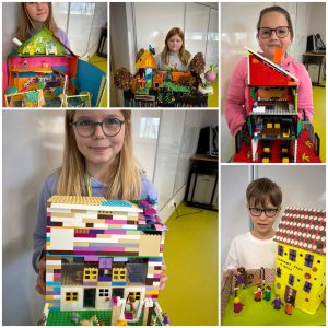 Kolaż pięciu zdjęć przedstawiających uczniów klasy IV trzymających makiety domów wykonanych w ramach projektu „Akademia Pana Kleksa” na języku polskim. Makiety są kolorowe i szczegółowe, wykonane z kartonu, klocków, plasteliny i innych materiałów kreatywnych. Fotografie dokumentują pracę projektową uczniów.