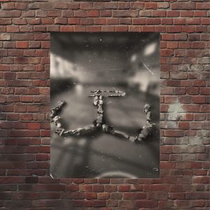 Czarno-białe zdjęcie uczniów leżących na podłodze w sali gimnastycznej, ułożonych w kształt symbolu Polski Walczącej. Fotografia umieszczona na tle ceglanej ściany.