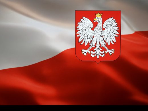 Na ekranie multimedialnym wyświetlona jest flaga Polski oraz godło z białym orłem na czerwonym tle. Prezentacja dotyczy hymnu narodowego