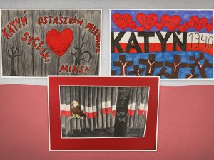 Kolaż trzech prac plastycznych o tematyce Katynia umieszczonych na tle w barwach biało-czerwonych. W lewym górnym rogu znajduje się rysunek przedstawiający szare drzewa i czerwone serce otoczone czerwonymi napisami. W prawym górnym rogu widoczna jest praca z czerwonymi sercami, dużym napisem ‘Katyń 1940’ oraz stylizowanymi sylwetkami w formie krzyży. Na dole umieszczono obraz z ciemnym lasem, biało-czerwonym pasem i orłem siedzącym na gałęzi obok napisu ‘Katyń 1940’. Całość ma patriotyczny charakter.
