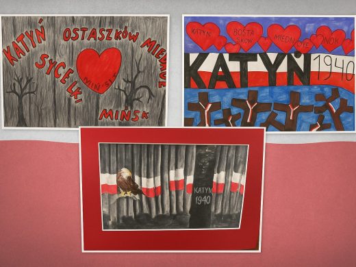 Kolaż trzech prac plastycznych o tematyce Katynia umieszczonych na tle w barwach biało-czerwonych. W lewym górnym rogu znajduje się rysunek przedstawiający szare drzewa i czerwone serce otoczone czerwonymi napisami. W prawym górnym rogu widoczna jest praca z czerwonymi sercami, dużym napisem ‘Katyń 1940’ oraz stylizowanymi sylwetkami w formie krzyży. Na dole umieszczono obraz z ciemnym lasem, biało-czerwonym pasem i orłem siedzącym na gałęzi obok napisu ‘Katyń 1940’. Całość ma patriotyczny charakter.