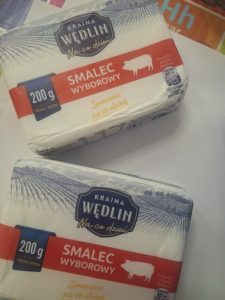 Opakowania smalcu używanego jako składnik do przygotowania ekologicznych karmników dla ptaków.