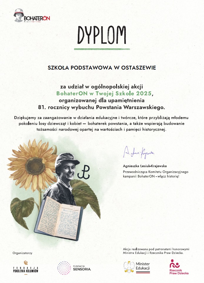 Dyplom dla Szkoły Podstawowej w Ostaszewie za udział w ogólnopolskiej akcji „BohaterON w Twojej Szkole 2025”, upamiętniającej 81. rocznicę wybuchu Powstania Warszawskiego. Na grafice słonecznik, wizerunek kobiety-uczestniczki powstania oraz otwarty pamiętnik. Widoczne logotypy organizatorów i patronów honorowych oraz podpis przewodniczącej komitetu organizacyjnego Agnieszki Lusiak-Krajewskiej.