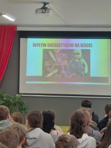 Prezentacja multimedialna wyświetlana na ekranie z tytułem »Wpływ energetyków na dzieci«, omawiana podczas spotkania z uczniami.