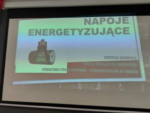 Slajd prezentacji z napisem »Napoje energetyzujące« oraz informacją o Powiatowej Stacji Sanitarno-Epidemiologicznej w Toruniu.