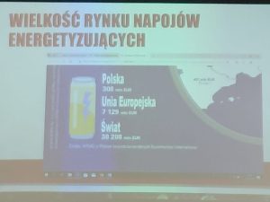 Slajd prezentacji przedstawiający dane o wielkości rynku napojów energetyzujących w Polsce, Unii Europejskiej i na świecie.