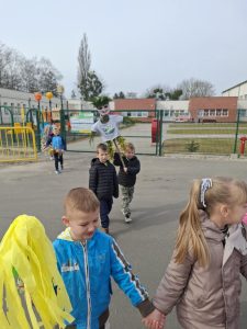 Dzieci niosą kukły podczas pochodu z okazji pożegnania zimy i powitania wiosny.