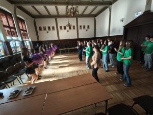 Występ cheerleaderek dla ósmoklasistów w trakcie wizyty w ZSP w Chełmży.