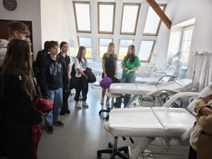 Zwiedzanie pracowni zawodowej – ósmoklasiści poznają wyposażenie sali do zajęć praktycznych w ZSP w Chełmży.