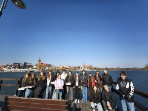 Ósmoklasiści nad jeziorem w Chełmży podczas spaceru i podziwiania okolicy.