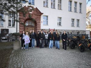 Ósmoklasiści przed budynkiem Zespołu Szkół Ponadpodstawowych w Chełmży podczas wizyty w ramach doradztwa zawodowego.