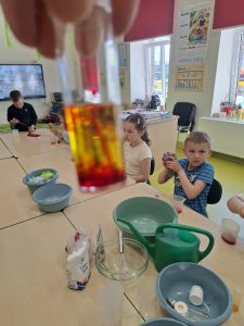 Próbka cieczy o różnych kolorach jako efekt doświadczenia przeprowadzanego przez dzieci.