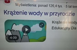 Ekran z wyświetlonym materiałem edukacyjnym o krążeniu wody w przyrodzie.