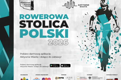 Plakat promujący wydarzenie „Rowerowa Stolica Polski 2026” w nowoczesnej, dynamicznej stylistyce. Dominują kolory biały, czarny i turkusowy. Po lewej stronie widnieje duży, wyraźny napis „Rowerowa Stolica Polski 2026”, a powyżej umieszczono logotypy projektu oraz aplikacji Aktywne Miasta. Po prawej stronie znajduje się stylizowana, geometryczna sylwetka rowerzysty w ruchu, z elementami rozpadających się fragmentów, co sugeruje dynamikę i energię jazdy. W dolnej części plakatu zamieszczono informację zachęcającą do pobrania bezpłatnej aplikacji i dołączenia do zabawy, wraz z ikonami sklepów Google Play i App Store. Na samym dole znajdują się logotypy organizatorów, sponsorów oraz partnerów wydarzenia.