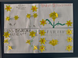 Prace plastyczne uczniów – plakaty z papierowymi żonkilami i napisami upamiętniającymi powstanie w getcie warszawskim z 19 kwietnia 1943 roku.
