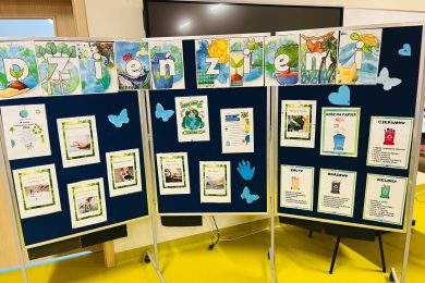 Gazetka szkolna poświęcona Dniu Ziemi z hasłem „Dzień Ziemi” oraz materiałami o segregacji odpadów i ochronie środowiska.