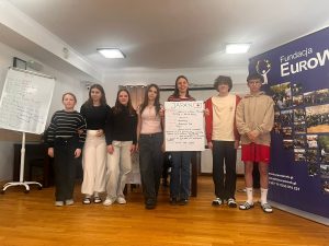 Uczniowie prezentują plakat o Japonii podczas zajęć edukacyjnych na obozie językowym.