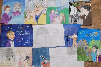 Zestaw prac plastycznych wykonanych przez dzieci na konkurs ‘Dzień z życia profesor Wilhelminy Iwanowskiej’, przedstawiających astronomkę przy teleskopie, obserwatoria, nocne niebo, planety oraz motywy naukowe i matematyczne.