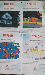 Cztery dyplomy dla laureatów i wyróżnionych w XVI Powiatowym Konkursie Plastycznym z pracami konkursowymi