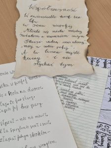 Ręcznie zapisane kartki z fraszkami zgłoszonymi do szkolnego konkursu literackiego.